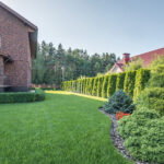 Einfamilienhaus mit schönem Garten und grüner Wiese
